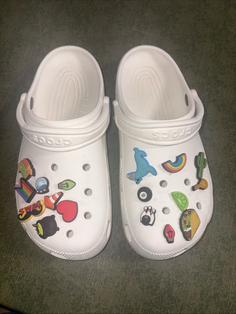 CROCS White unisex Clog with Colorful Jibbitz Charms women’s 10/ men’s 8